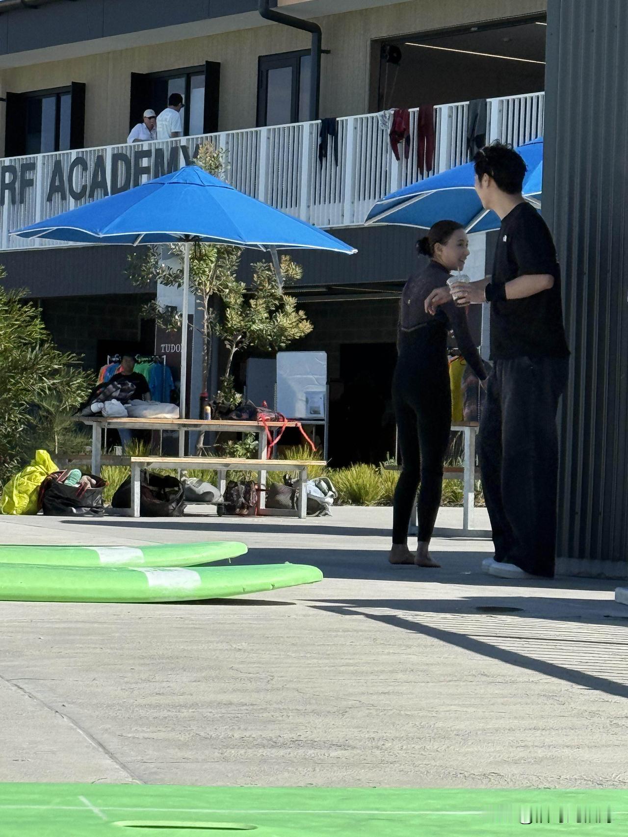 完了，网友白心疼窦骁了，今天窦骁何超莲澳洲潜水被偶遇，海边玩乐超甜蜜[捂脸哭][捂