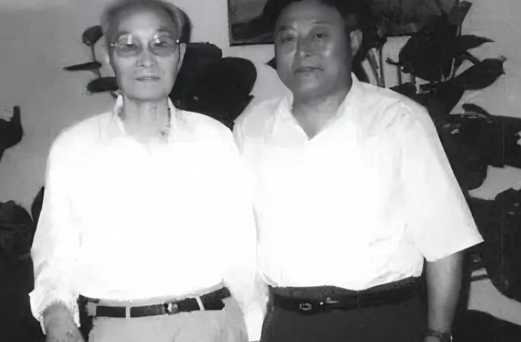 1987年，退伍老兵赵保群在家睡觉，干部人员突然上门，告诉他：别睡了，国防部长张