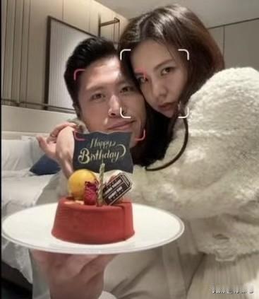 泪崩💔37岁消防员逆行火海，相恋10年成永别，未送出的请柬藏着一生遗憾一位3