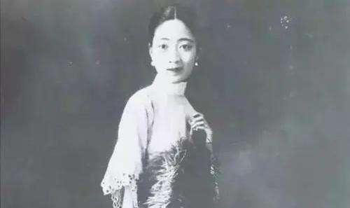 1915年，袁世凯正试穿龙袍，大姨太噗嗤一声笑了，袁世凯问：“笑什么？你一个婊