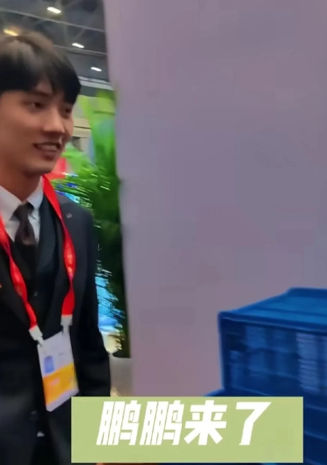 鹏鹏这清澈的少年感和科技精英范[赞]鹏鹏，汉森今天真帅，神采飞扬，朝气蓬勃，