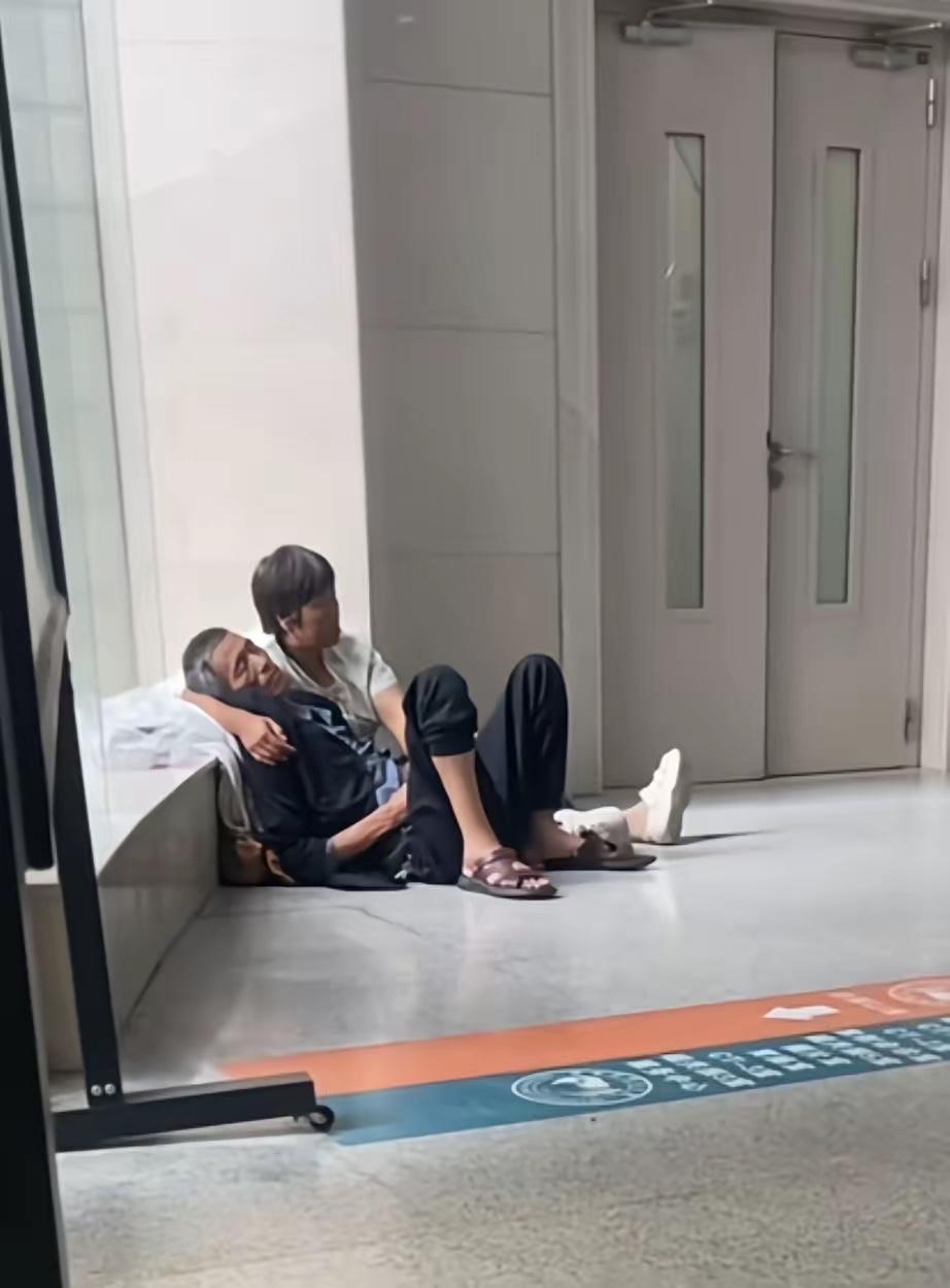 早上去医院办事看到的一幕一对老年夫妻在医院的角落里坐着丈夫靠在妻子的胳膊上