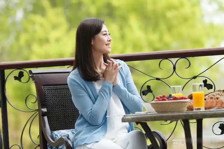  记住！中年女人动情，从不直说，只靠“越界”提醒你！中年女人的感情，不像小姑