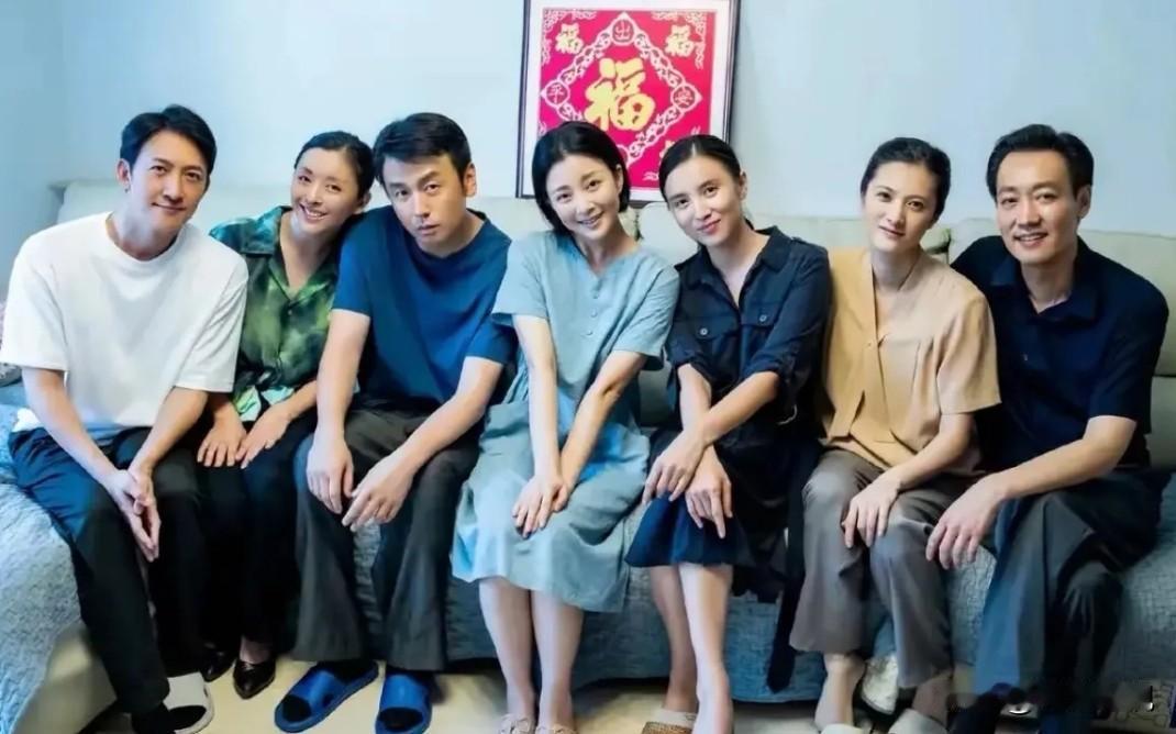 你发现了吗？能与辛柏青一起合影都是帅哥靓女。左起：王阳、黄小蕾、雷佳音、殷桃、宋