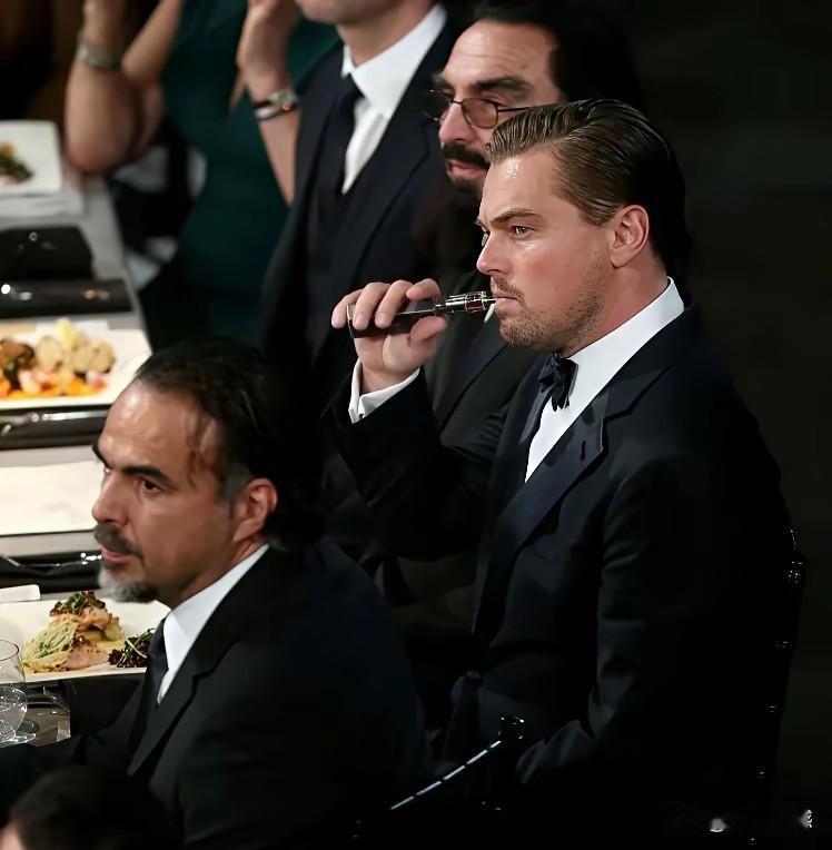 曾几何时，莱昂纳多是那样的帅气，是无数人心目中的偶像，弹指一挥间，这么多年过去了