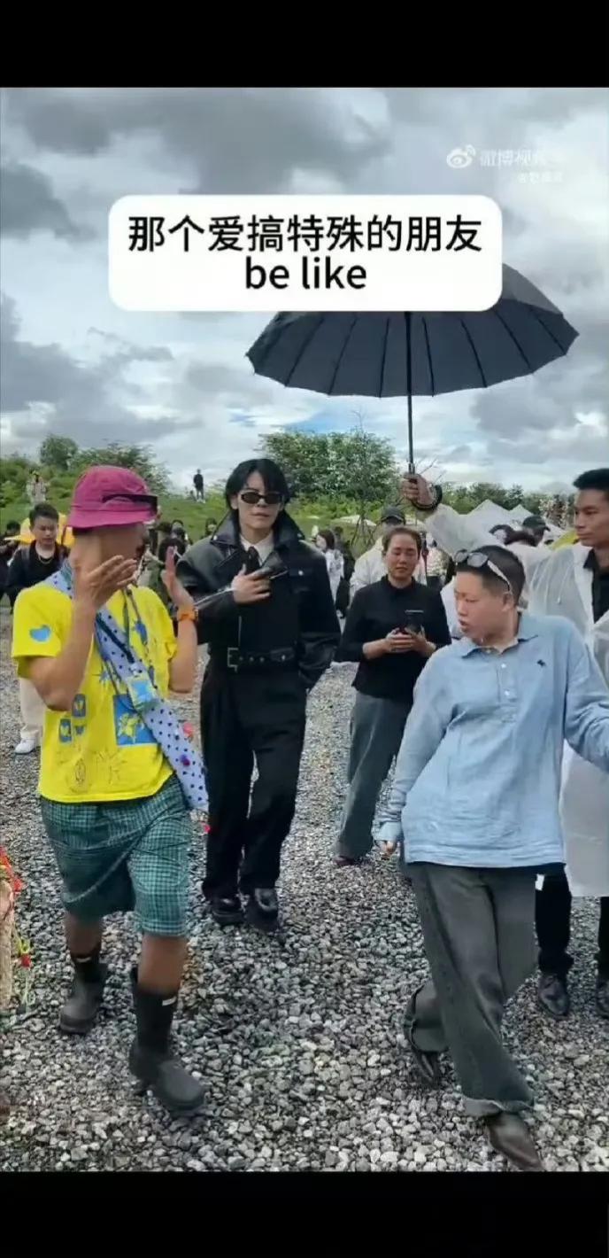 向佐的“舒适朋友圈”之惑向佐在娱乐圈一直备受关注，然而他的某些行为和朋友圈却