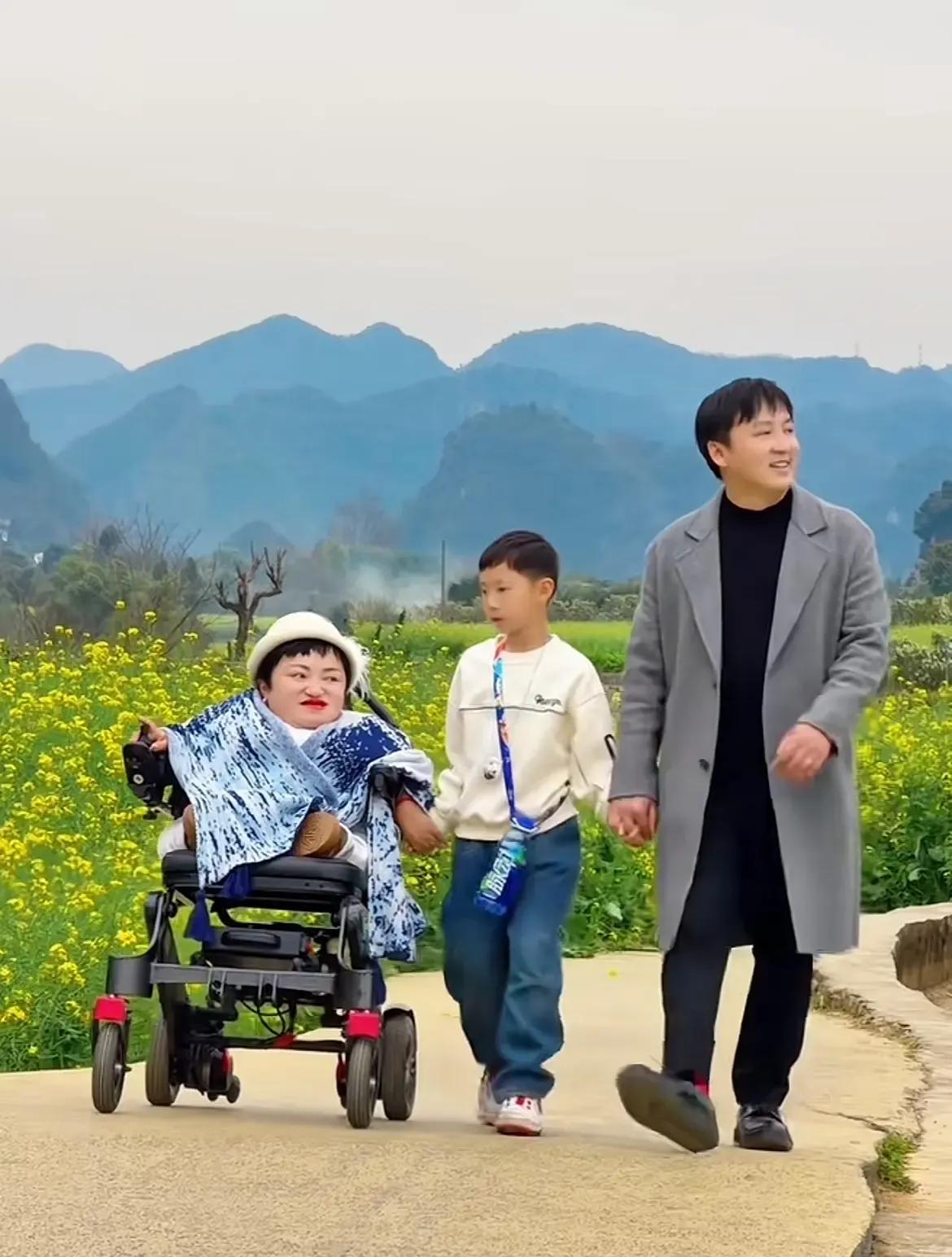 人比人气死人，李喜梅身高不足1米，还无法行走，与娘家闹翻了，二婚带着儿子却能找到