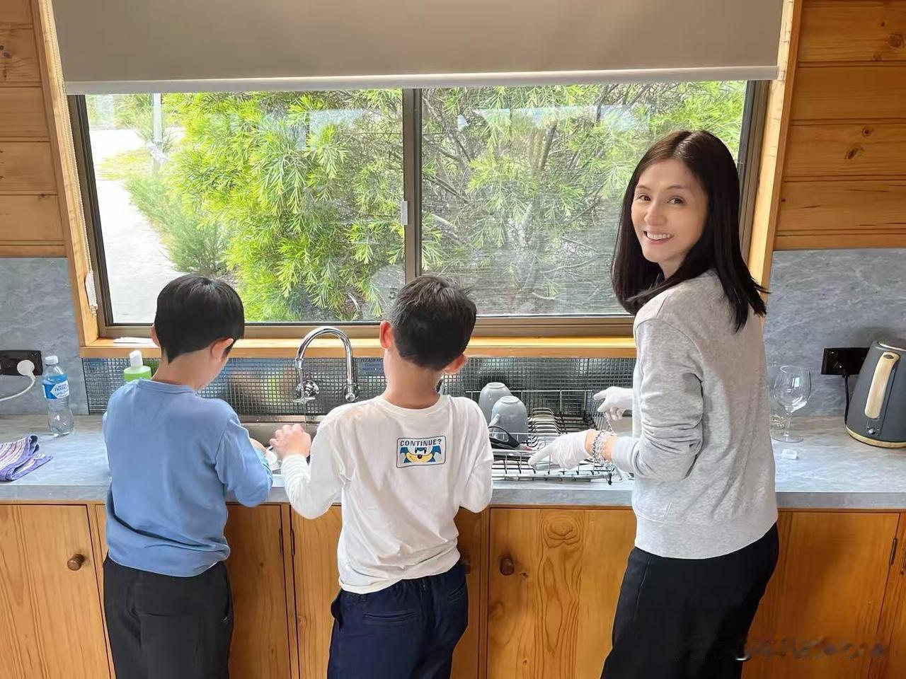 12月30日，演员杨采妮更新旅行plog。这次旅行一共有5人，包括杨采妮爸爸、老