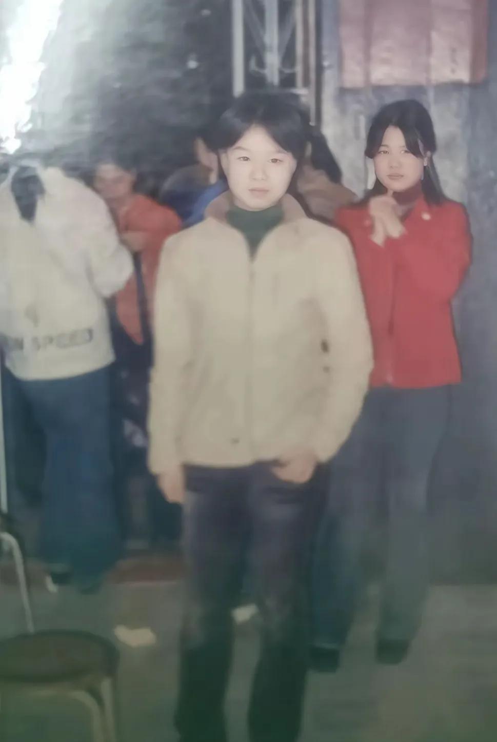 这张照片拍摄于1995年10月20日，安徽省阜阳市临泉县高中毕业生到江苏省苏州昆