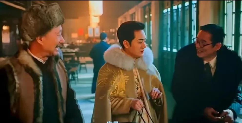 电影《戏台》里的硬伤，凤老板进门不认识吴经理，吴经理却知道凤老板的喜欢吃大裕斋的