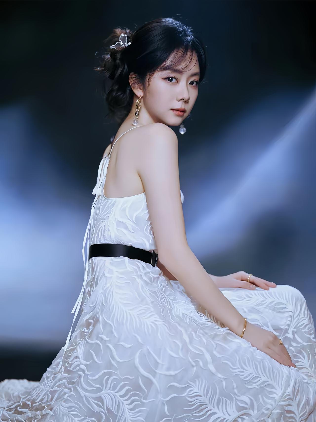 谭松韵美照分享真美！[比心][比心][比心]谭松韵美了美了！[赞][赞][赞]谭