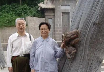80年代，李讷带丈夫王景清前往监狱探望母亲江青，江青饶有兴趣的看向王景清，看到对