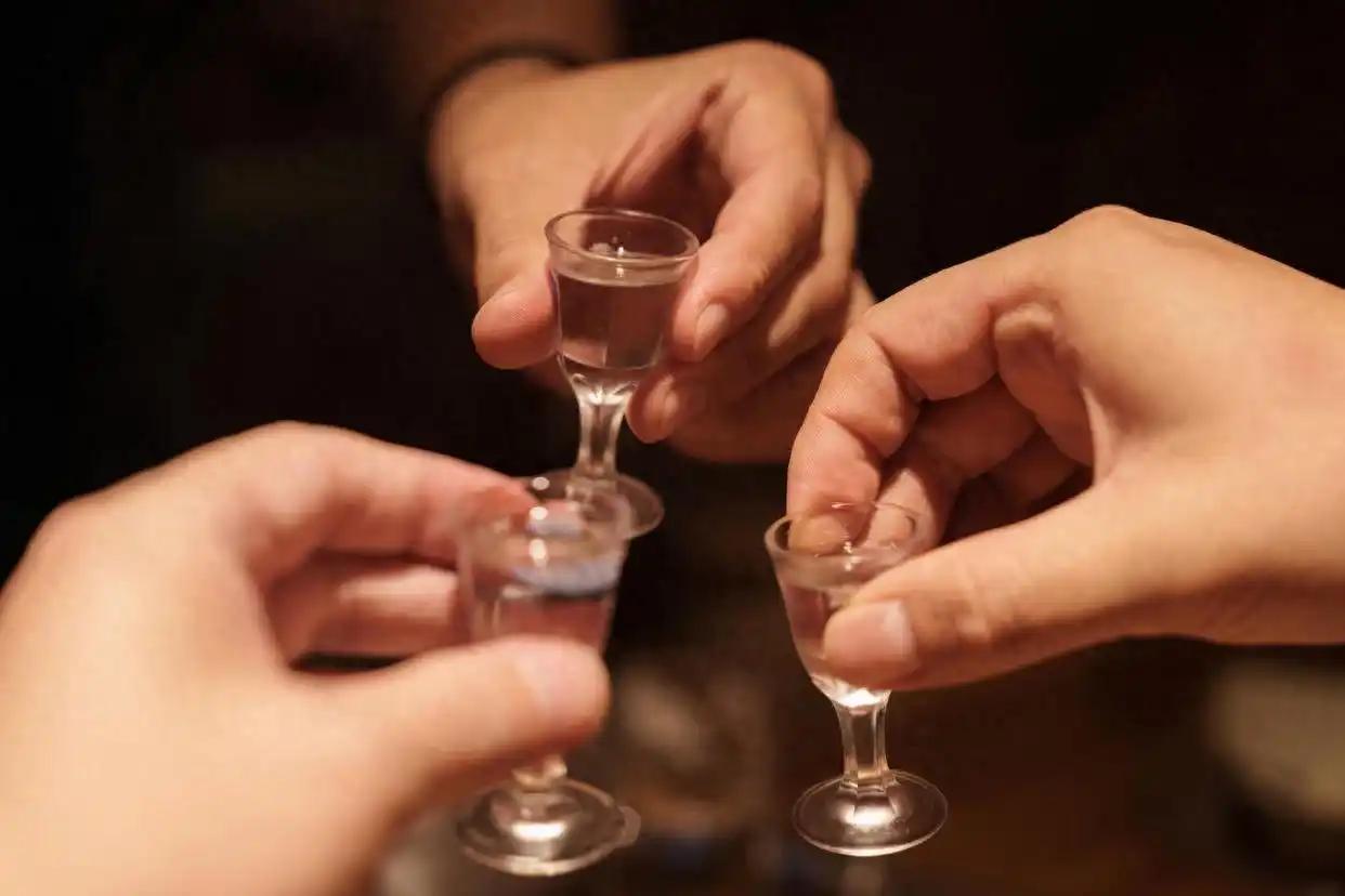 “又是喝酒惹得祸！”7月13日报道，陕西西安，一男子和朋友还有堂弟一起聚餐饮酒，