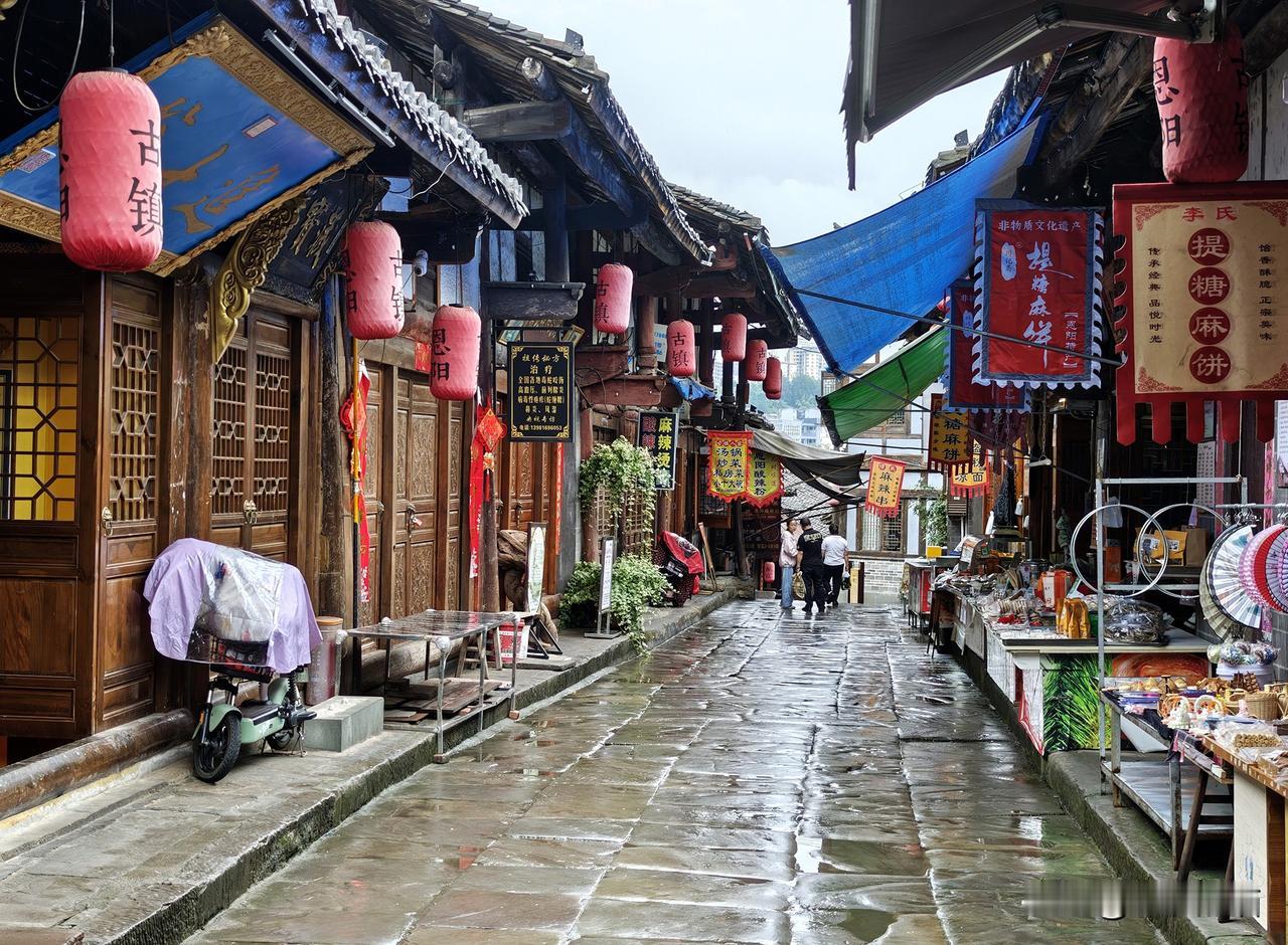 《微雨闲行踏古镇》恩阳古镇记1恩阳古镇坐落于四川巴中恩阳区，距今近一千五百年，