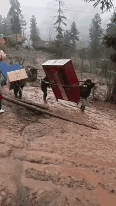 结婚赶上这么一个下雨天，道路也太泥泞了，整个送亲队伍和迎亲的队伍都被浇的和落汤鸡