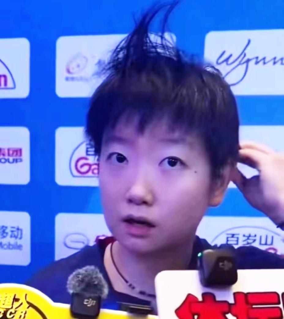 哈哈，莎莎晚上一刷手机，估计天都“塌”了。看到莎莎这“朝天辫”接受采访