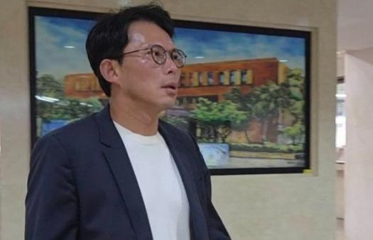 关注！疑涉“狗仔集团”案民众党主席黄国昌今现身北检 民众党主席黄国昌25