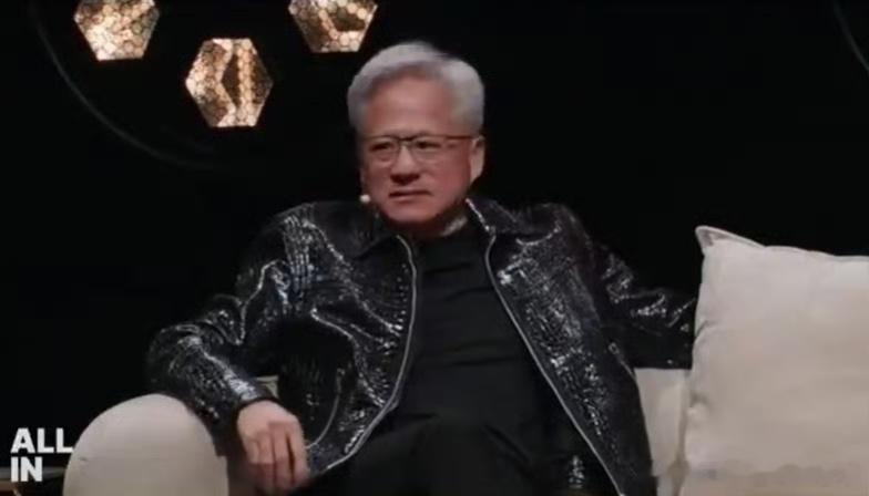 【黄仁勋反对出台AI新法律】据财联社消息，英伟达CEO黄仁勋9月15日在旧金山举