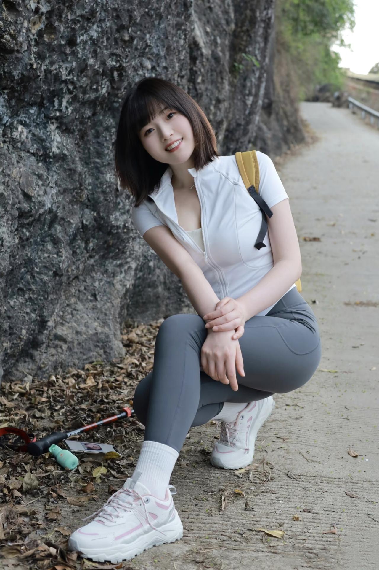 美图欣赏，看图写诗，情感解读《山行漫记》婉约古风：晴光穿林覆浅苔，