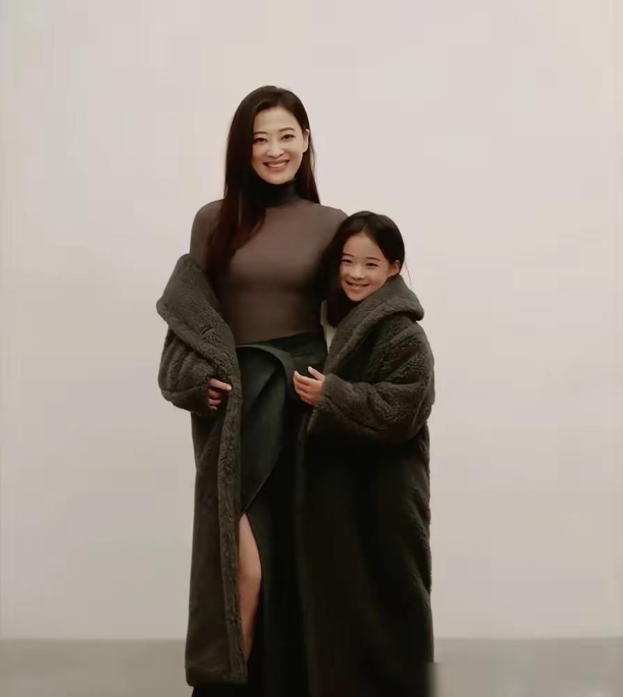 梅婷女儿曾慕梅这波操作，算是把“星二代”的帽子戴出了新高度。12岁，一部《