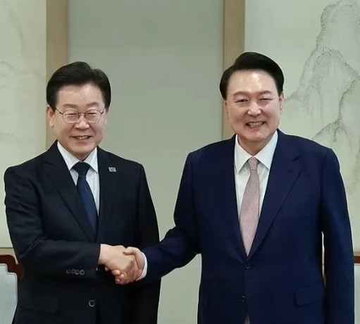 韩国一夜之间风向大变。韩国媒体公布最新民调显示，有高达51%以上的民众支持韩国政