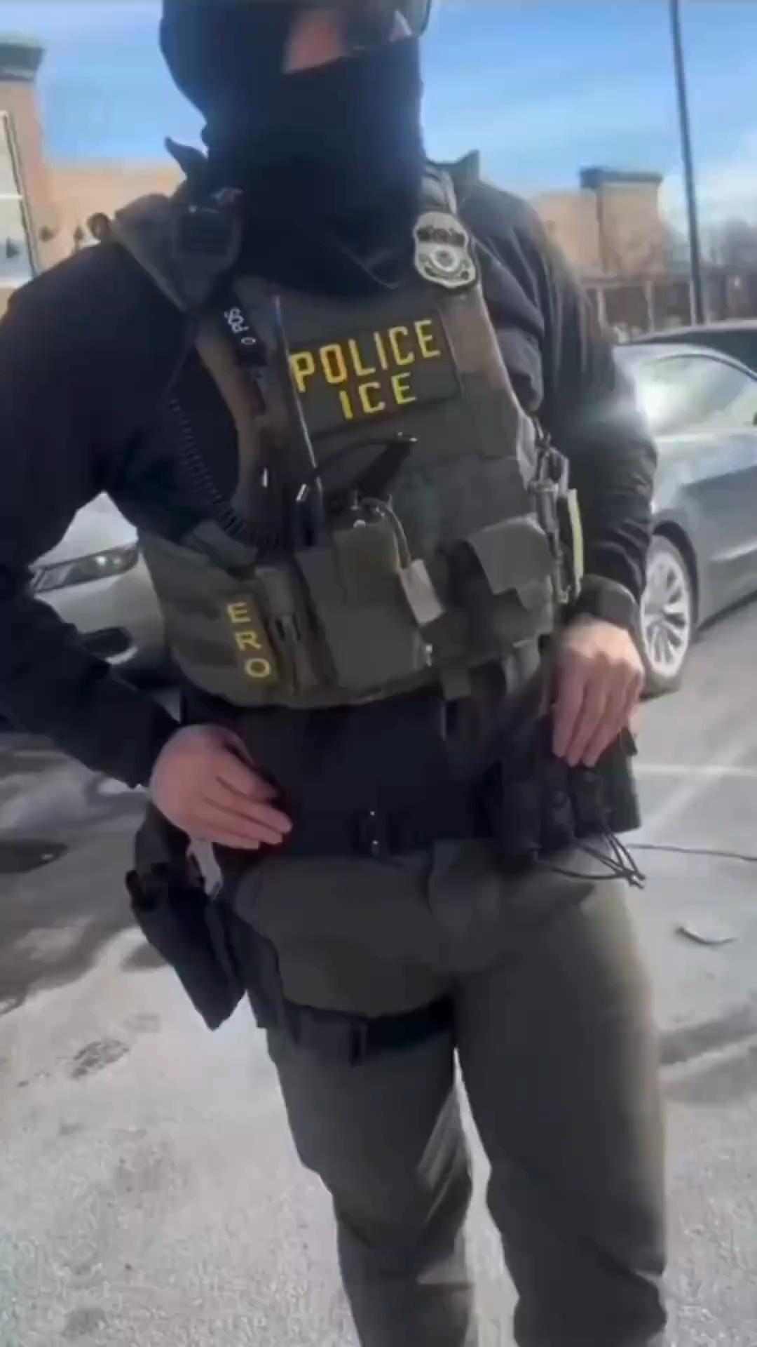 特朗普提前布局，花了大价钱养的私兵，真的只用来抓一点移民？加州圣安娜市政广场