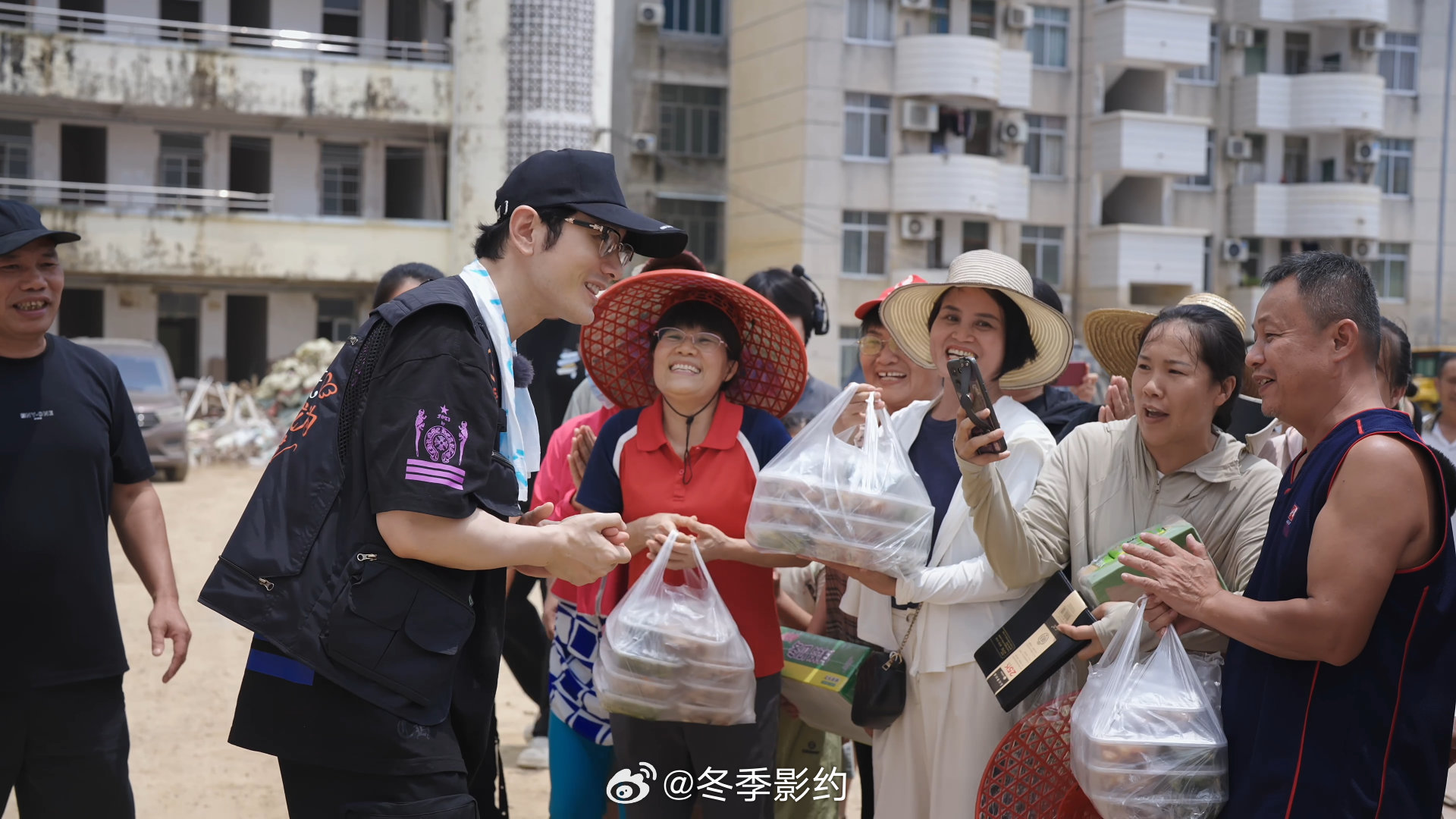 黄晓明为广西救灾志愿者买菜做饭摒弃综艺式的公益表演，黄晓明踏踏实实干实事，物资直