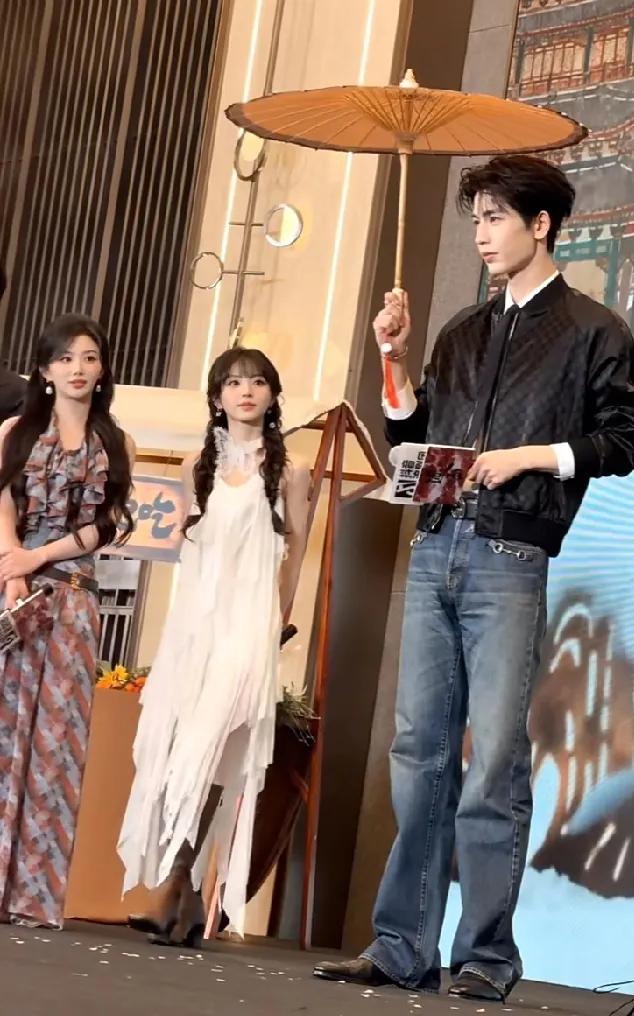 这么看，张凌赫很高。已知孔雪儿，田曦薇身高都有168，张凌赫这身高不止190吧