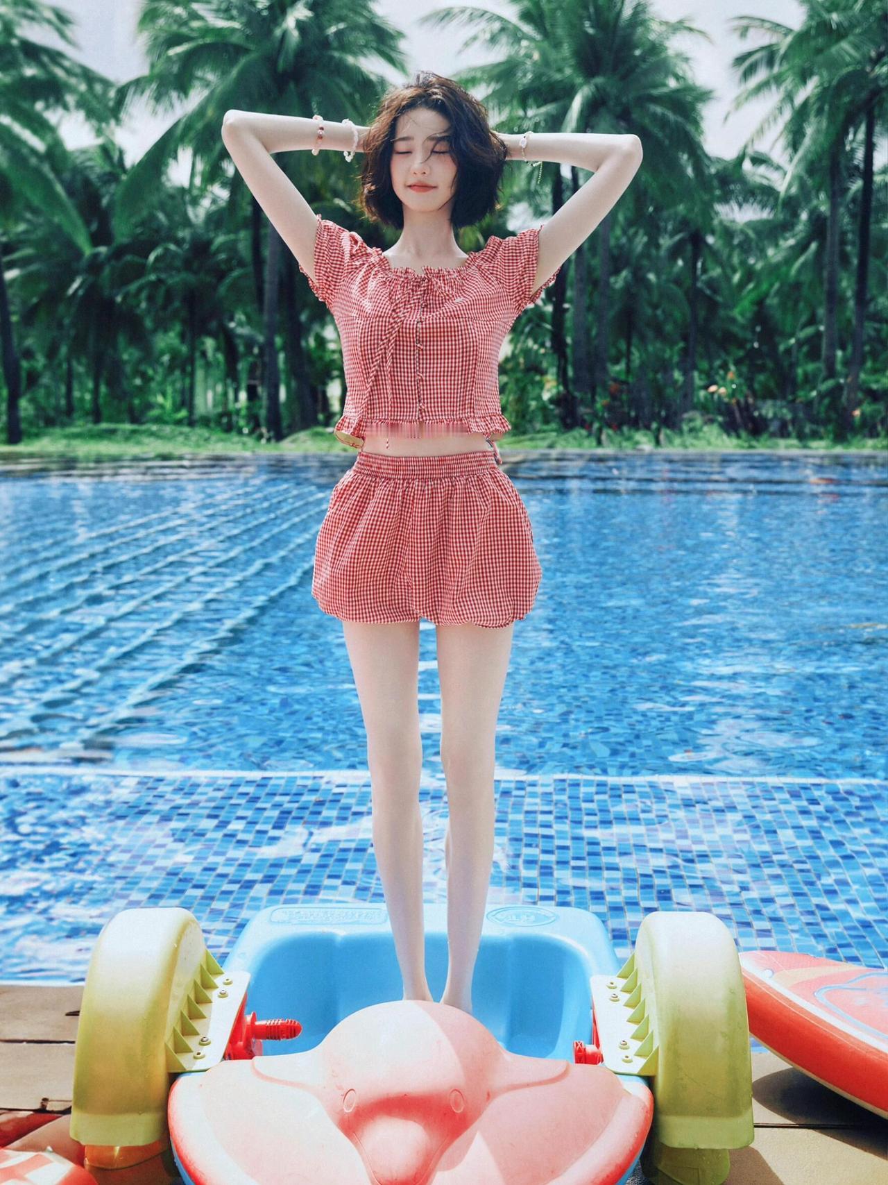 张艺凡这身红白格纹套装太戳“夏日度假风”了！短款露腰上衣+花苞短裤，把清甜少女感