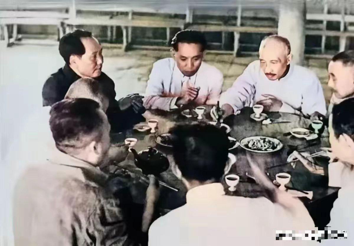 延安时期老照片。毛泽东等中共领导人设宴招待民主人士的现场。当时的条件艰苦到