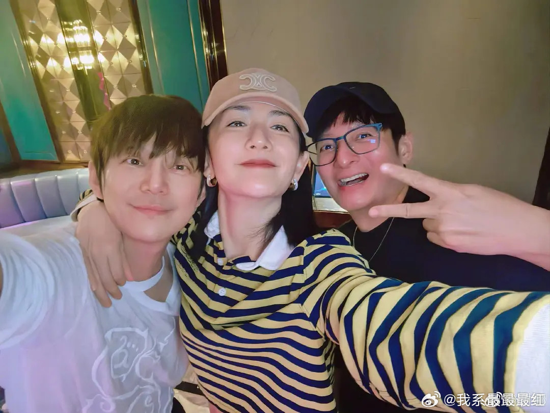 谢娜发行浪姐录制结束～被何炅和维嘉安排了粉还给她加了鸡腿幸福的娜姐