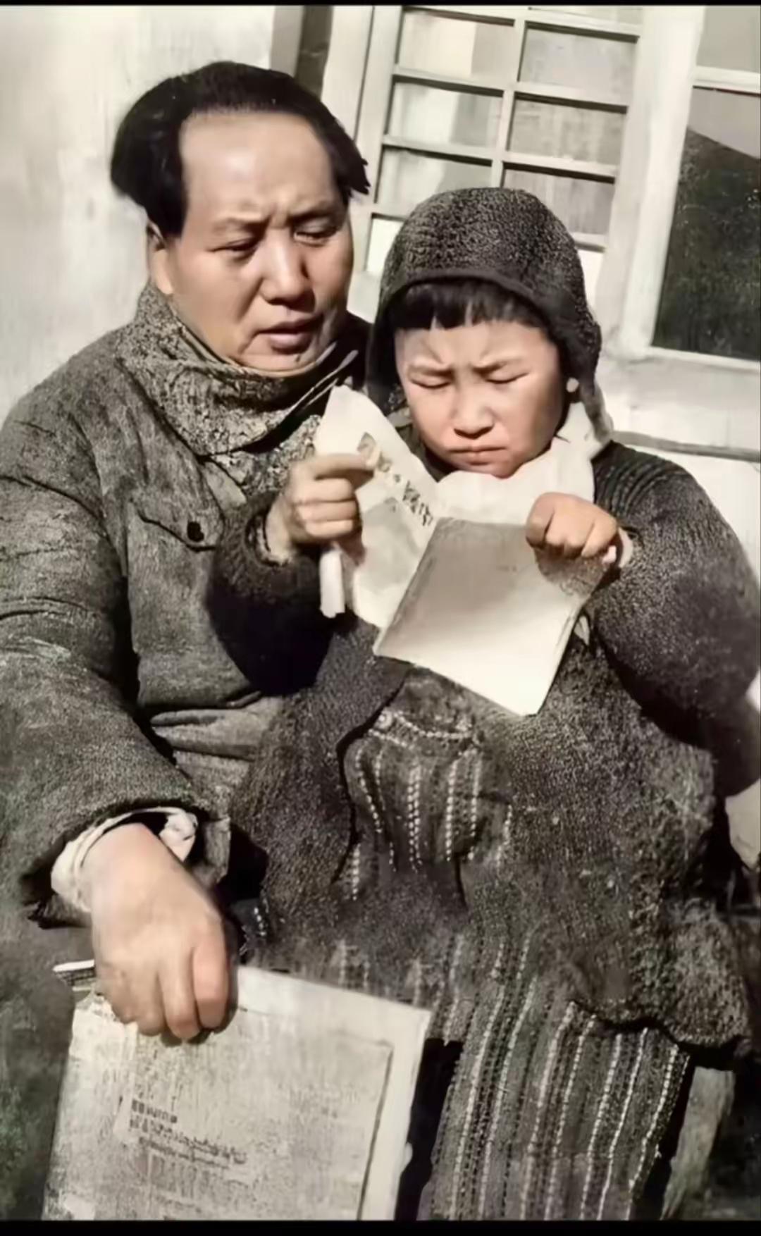 这张延安老照片看着特别暖心，是毛主席陪着小女儿李讷看书的画面。李讷是一直待在毛主