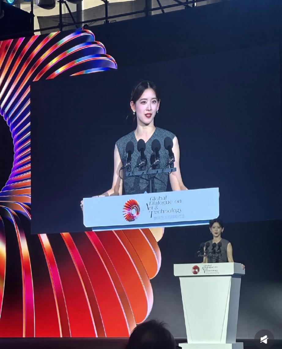 4月28日，章泽天登台演讲，越来越有女创业者的范儿，侧颜好像是20多岁一样，一下