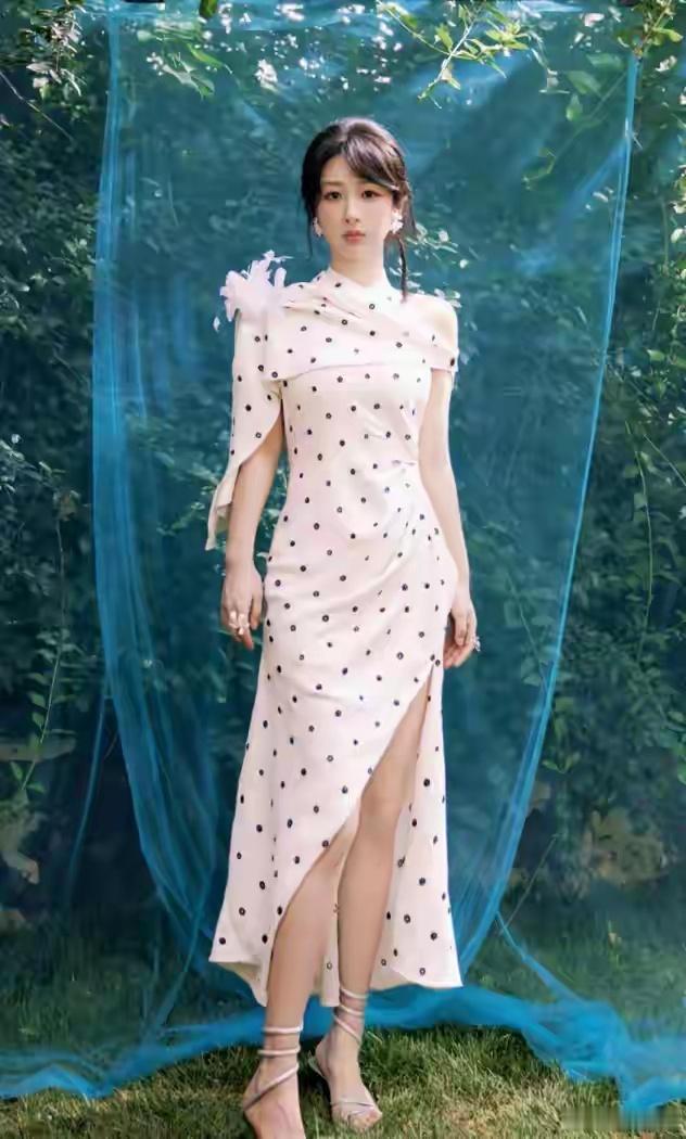 32岁杨紫转变风格，将波点裙带断货，斜刘海造型简直美神降临​​​