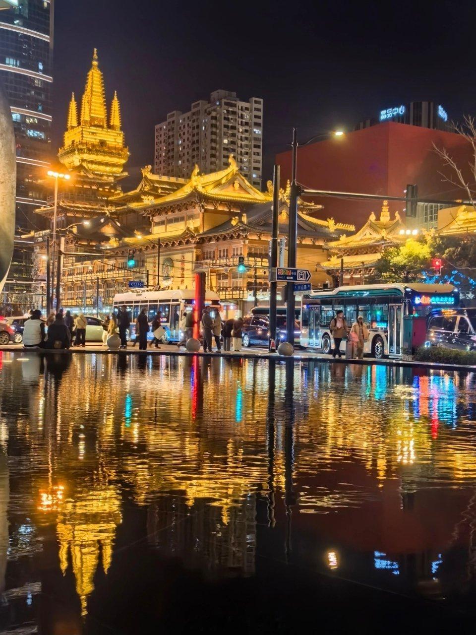 上海静安寺夜景有人说：上海人有时候会忽略身边的美景。其实阿拉是晓得滴，只是低调！