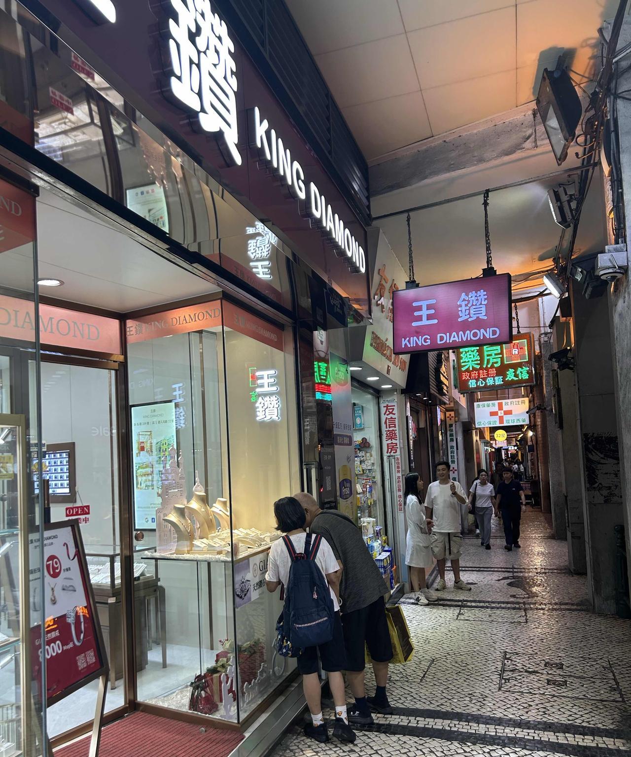 澳门真的是一个很有趣的城市，本地人大多数从事服务业，收入其实并不高。外地游客、豪