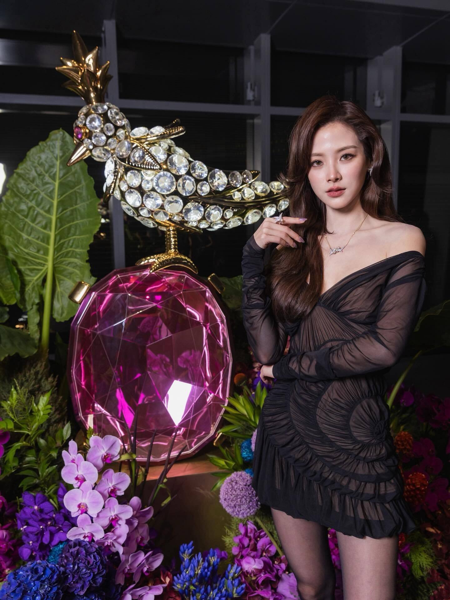 小水平采娜优雅中带着致命诱惑，一双黑丝美腿更是让人移不开眼。