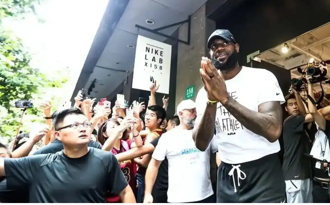 詹姆斯的骂人保镖被球迷围攻，骂声响彻街道。詹姆斯球迷昨天被其安保人员粗鲁对待并谩