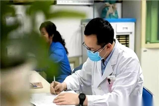 前几年还抢着延迟退休的女主任们，现在肠子都悔青了。真的，一个比一个悔。恨不得