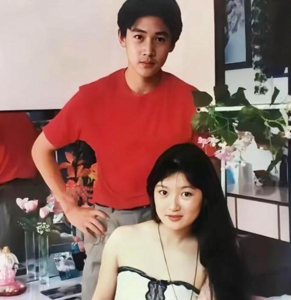 第一眼看过去还以为是陆毅年轻时和田海蓉合影了，不过再看第二眼就不像了，这个美女只