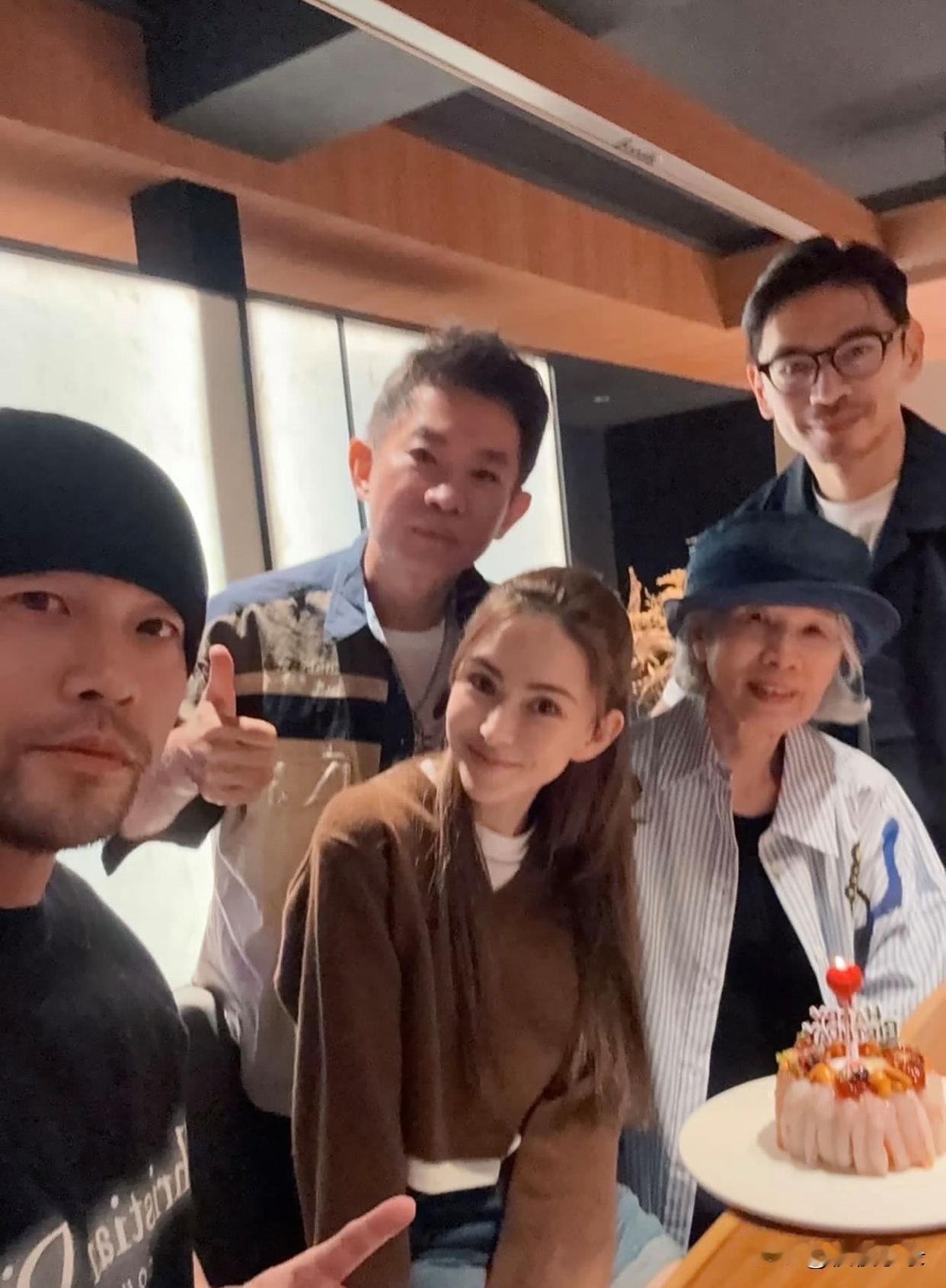 周杰伦妈妈叶惠美78岁生日，儿子儿媳同框很是温馨。叶惠美银色自然蓬松的头发配个渔