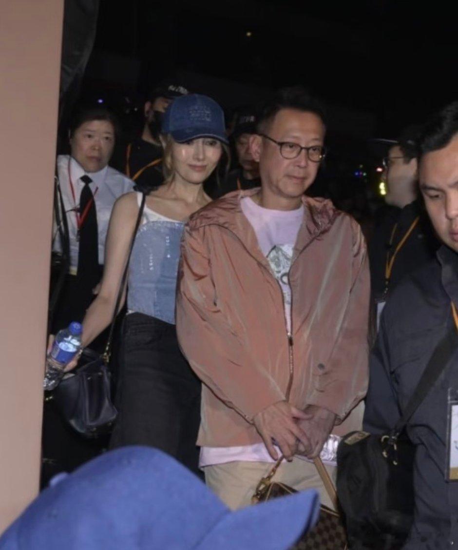 豪门儿媳李嘉欣和老公一起看演唱会，脸太膨了