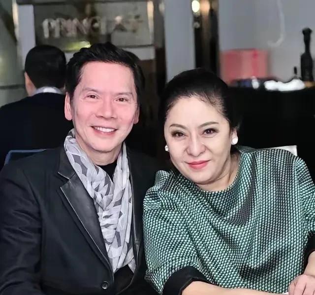 向太陈岚在直播间里大大方方地说自己养华强前妻一辈子，感谢她的前妻，让她没有成为小