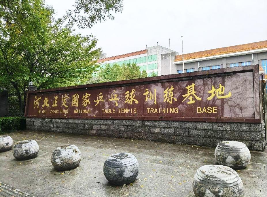 这几天这个地方特别受欢迎,每天有不少球迷等在外边,也有不少人特意绕路路过一下