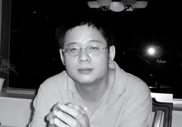 他曾被誉为百年难遇的神童，北大博士出身，靠着一套书空手套白狼，卷走近2亿资金，还