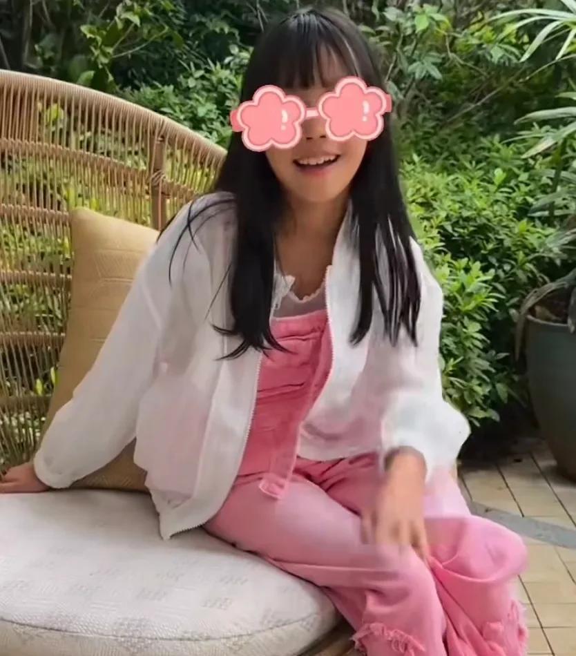 伊能静晒8岁女儿近照，小米粒戴上眼镜了，穿粉色裙子好文静，一头黑发留那么长了，披
