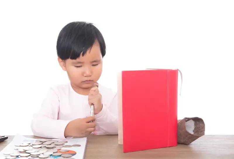 我上小学二年级的时候，我刚买的作业本找不到了。后来我发觉是坐在我后面的那个孩子拿