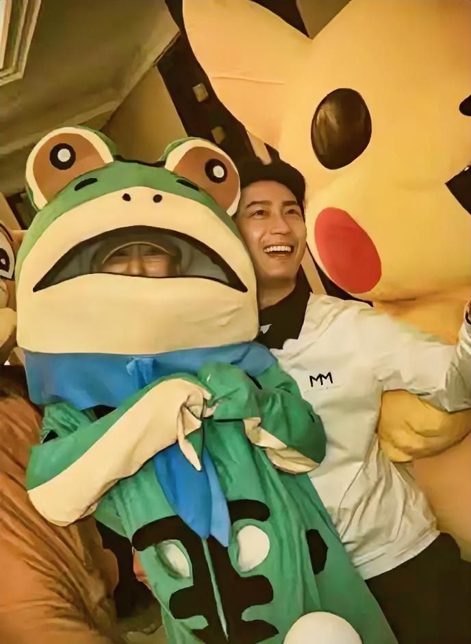 赌王千金扮玩偶，窦骁记她每一个忌口。这俩人恋爱7年，聚会还要贴脸假装吹蜡烛。