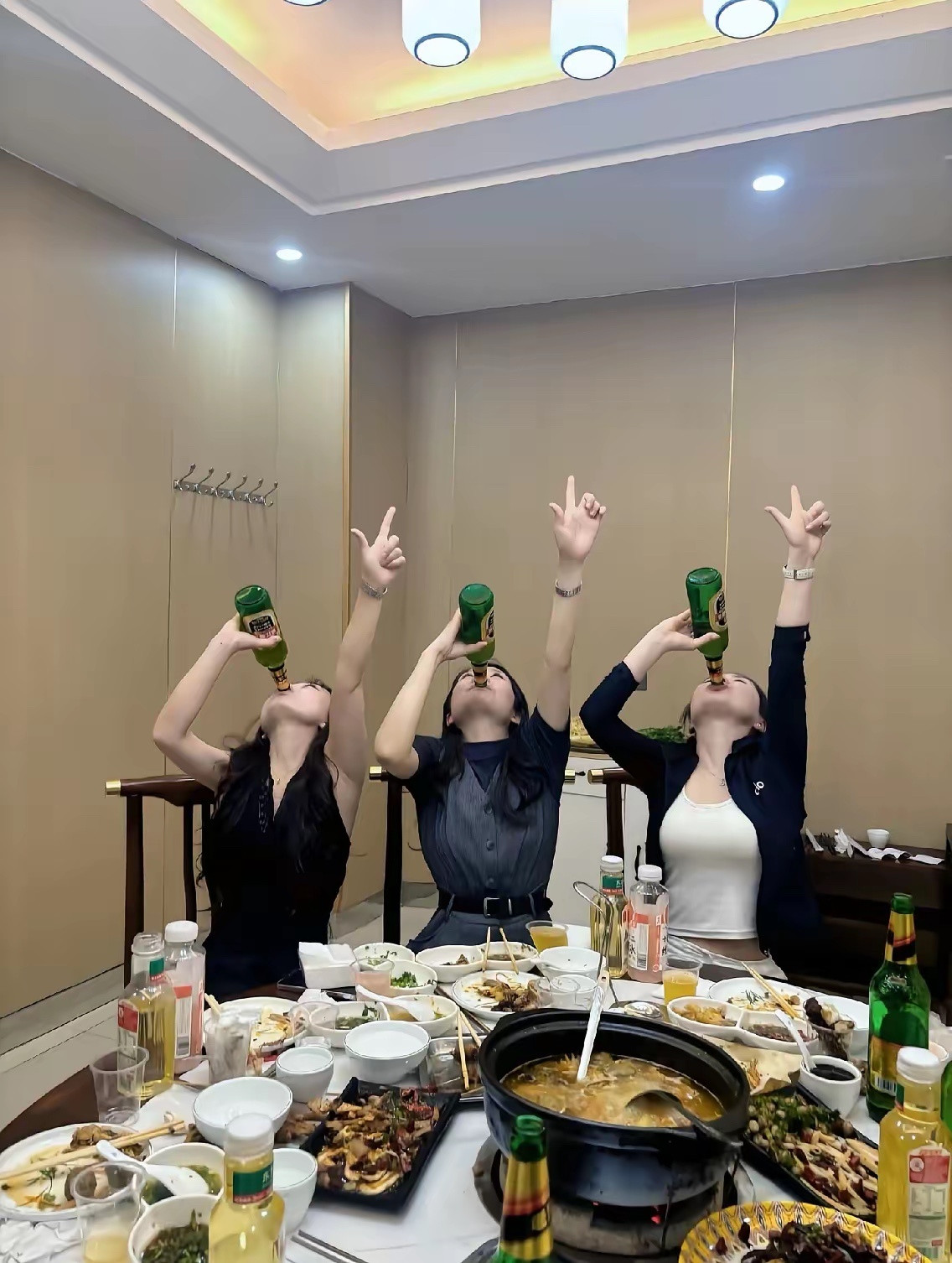 一个真的会喝，一个假装不会喝，一个又菜又爱喝