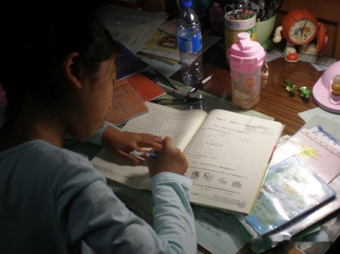 对孩子最好的爱，从来不是把他裹在“温室”里全包全揽，而是教会他自己掌舵人生。